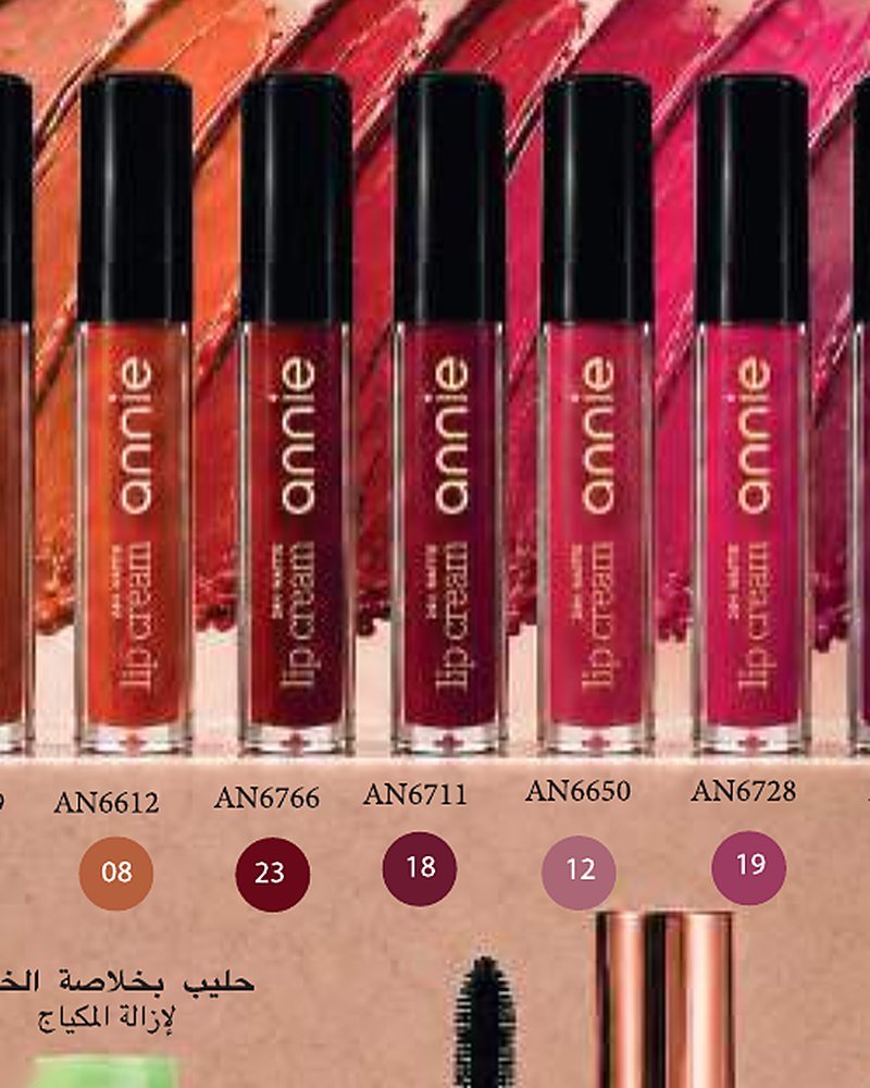 Rouges à lèvres liquides Annie présentés en rang sur un présentoir rose